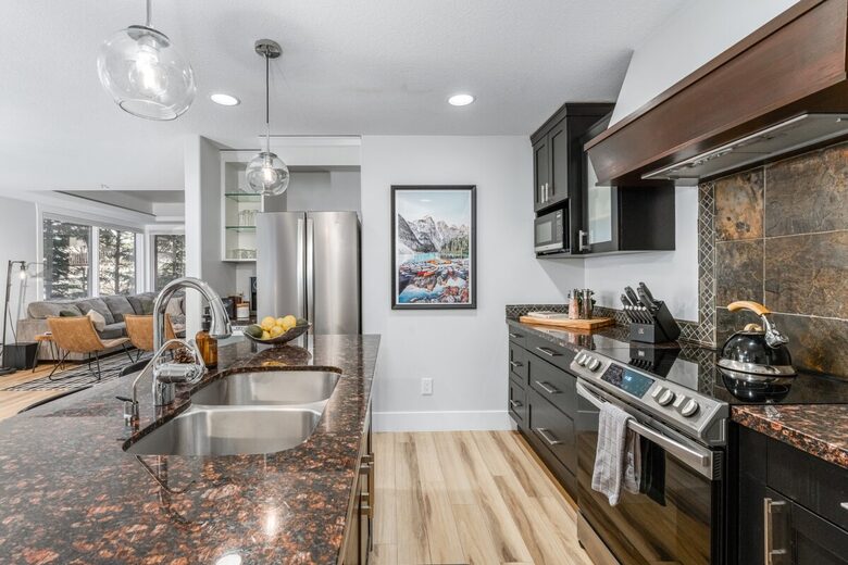 Canmore Mountain Retreat at Solara Resort - Canmore, Canada