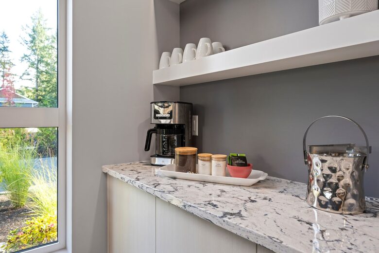 Sunrise Ridge Waterfront Retreat Overlooking Craig Bay - Parksville, Canada