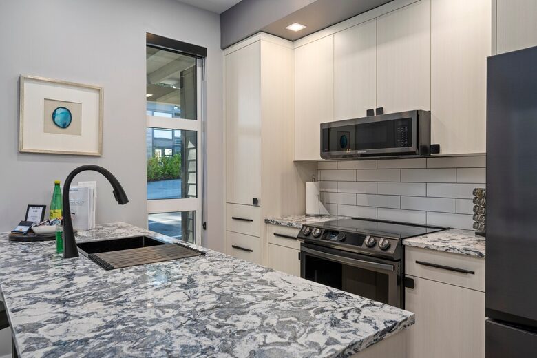 Sunrise Ridge Waterfront Retreat Overlooking Craig Bay - Parksville, Canada