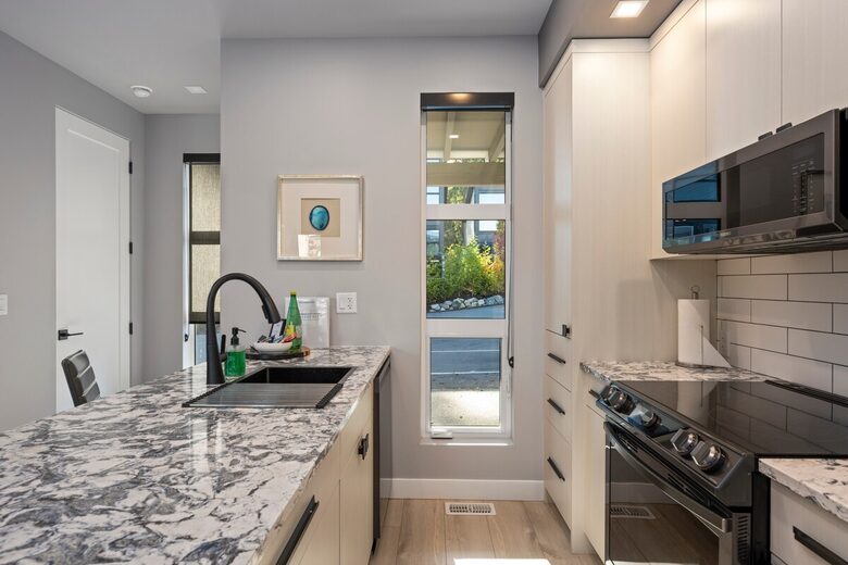 Sunrise Ridge Waterfront Retreat Overlooking Craig Bay - Parksville, Canada