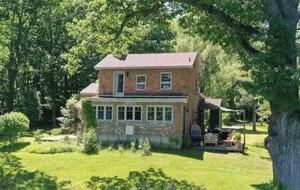 Hudson River Cottage with Scenic Views & Gardens - Saugerties, New York