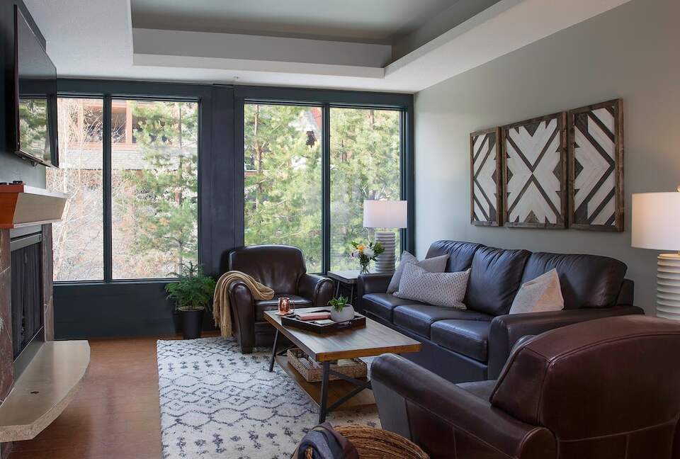 Cozy Alpine Retreat Near Banff & Trails - Canmore, Canada