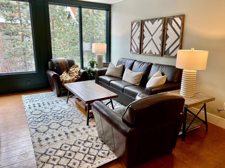 Cozy Alpine Retreat Near Banff & Trails - Canmore, Canada