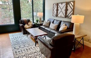 Cozy Alpine Retreat Near Banff & Trails - Canmore, Canada