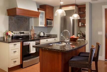 Cozy Alpine Retreat Near Banff & Trails - Canmore, Canada