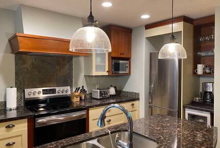 Cozy Alpine Retreat Near Banff & Trails - Canmore, Canada