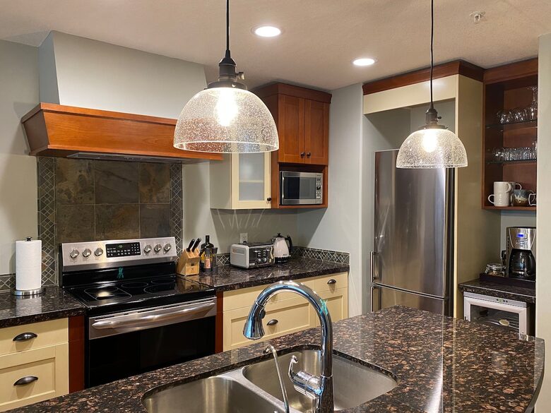 Cozy Alpine Retreat Near Banff & Trails - Canmore, Canada