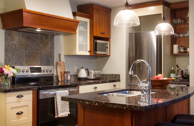 Cozy Alpine Retreat Near Banff & Trails - Canmore, Canada