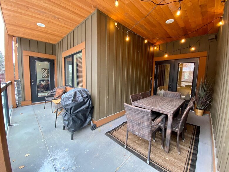 Cozy Alpine Retreat Near Banff & Trails - Canmore, Canada