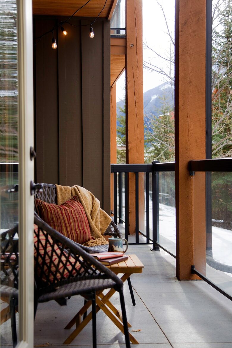 Cozy Alpine Retreat Near Banff & Trails - Canmore, Canada