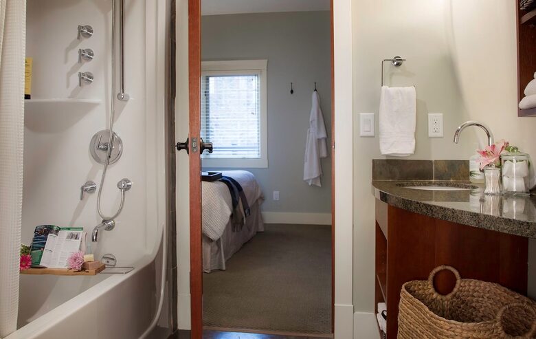 Cozy Alpine Retreat Near Banff & Trails - Canmore, Canada