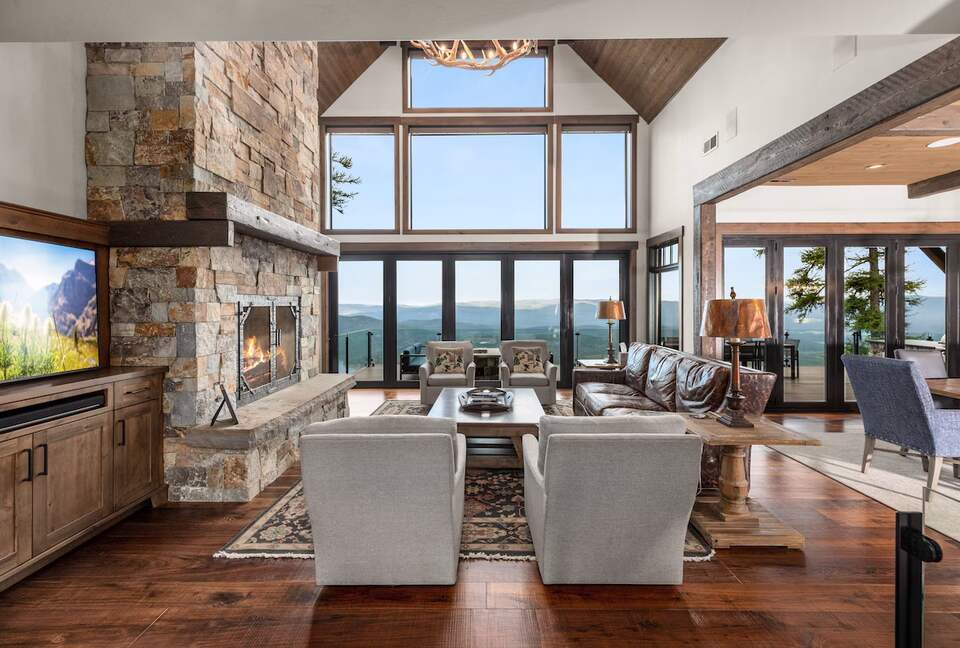 Luxury Ski-In Retreat Overlooking Whitefish Lake - Whitefish, Montana