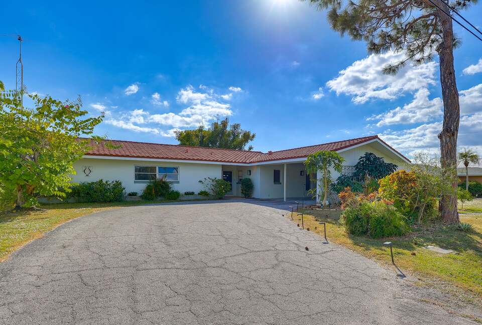 Sunny Canal Oasis Near Fishermen’s Village - Punta Gorda, Florida