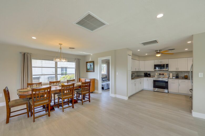 Sunny Canal Oasis Near Fishermen’s Village - Punta Gorda, Florida