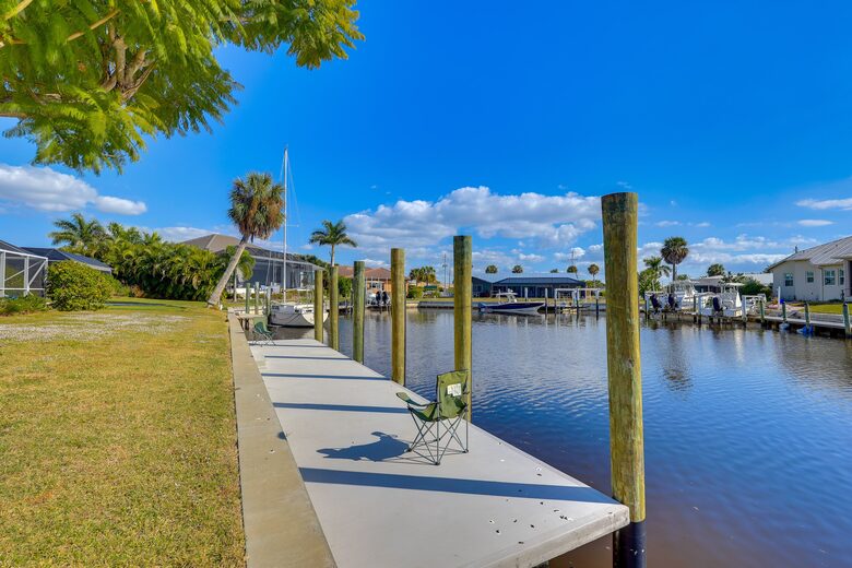 Sunny Canal Oasis Near Fishermen’s Village - Punta Gorda, Florida