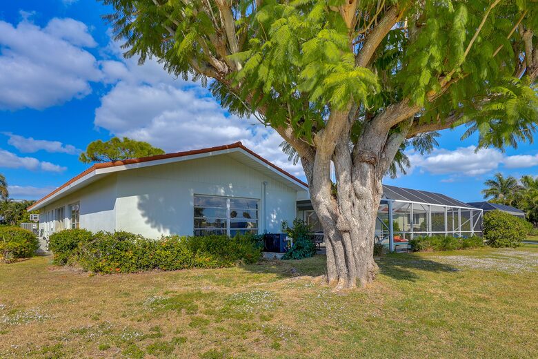 Sunny Canal Oasis Near Fishermen’s Village - Punta Gorda, Florida