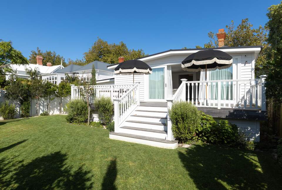 Refined Coastal Living in Central Auckland - Auckland, New Zealand