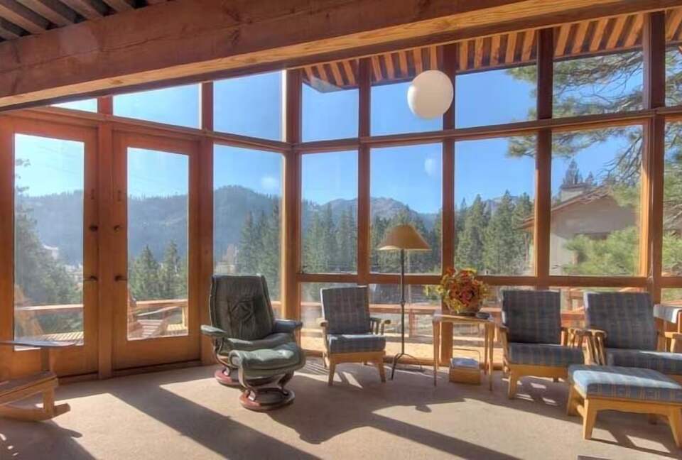 Historic Palisades Tahoe Retreat Near the Slopes - Olympic Valley, California