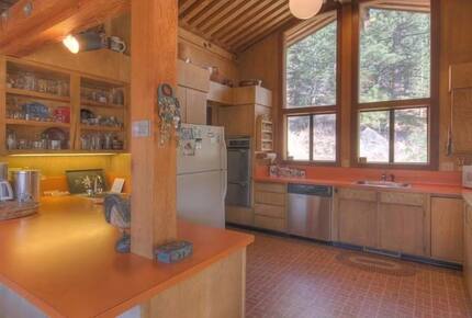 Historic Palisades Tahoe Retreat Near the Slopes - Olympic Valley, California