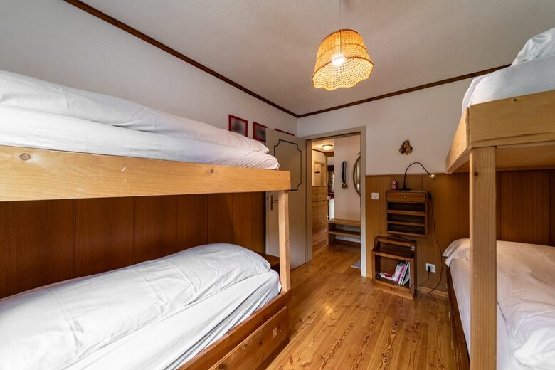 Elegant Ground-Floor Apartment with Shared Spa Access - Madulain, Switzerland