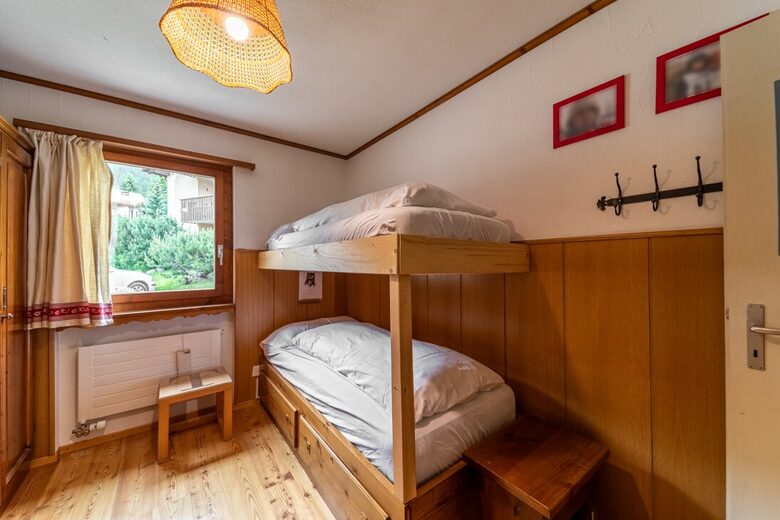 Elegant Ground-Floor Apartment with Shared Spa Access - Madulain, Switzerland