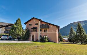 Elegant Ground-Floor Apartment with Shared Spa Access - Madulain, Switzerland