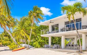 Oceanfront Modern Retreat with Private Beach and Dock - Islamorada, Florida