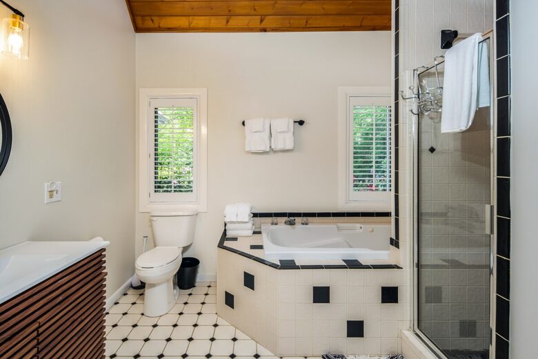 Glenville Lake House with Scenic Views - Glenville, North Carolina