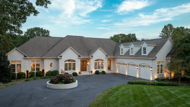 Grand Waterfront Retreat with Boathouse & Tiki Bar - Mineral, Virginia