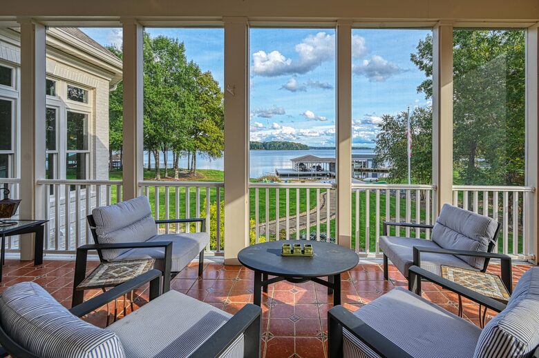 Grand Waterfront Retreat with Boathouse & Tiki Bar - Mineral, Virginia