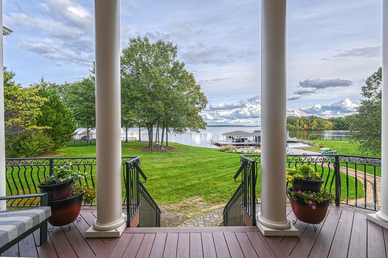 Grand Waterfront Retreat with Boathouse & Tiki Bar - Mineral, Virginia