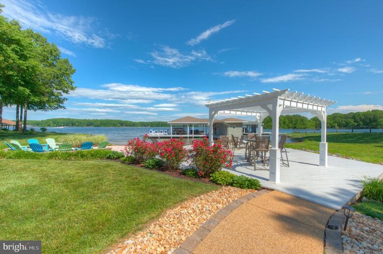 Grand Waterfront Retreat with Boathouse & Tiki Bar - Mineral, Virginia