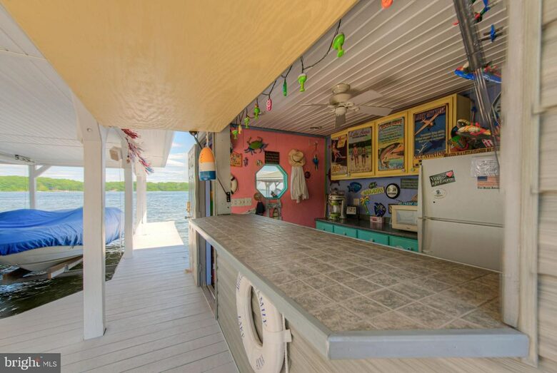 Grand Waterfront Retreat with Boathouse & Tiki Bar - Mineral, Virginia