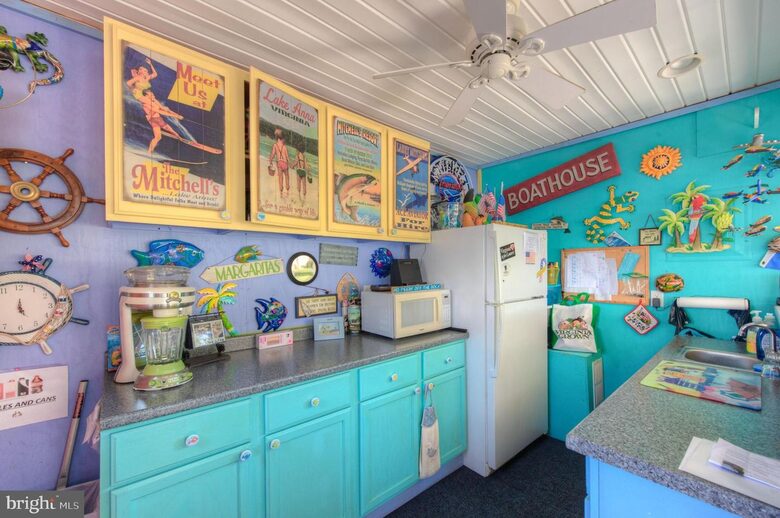 Grand Waterfront Retreat with Boathouse & Tiki Bar - Mineral, Virginia