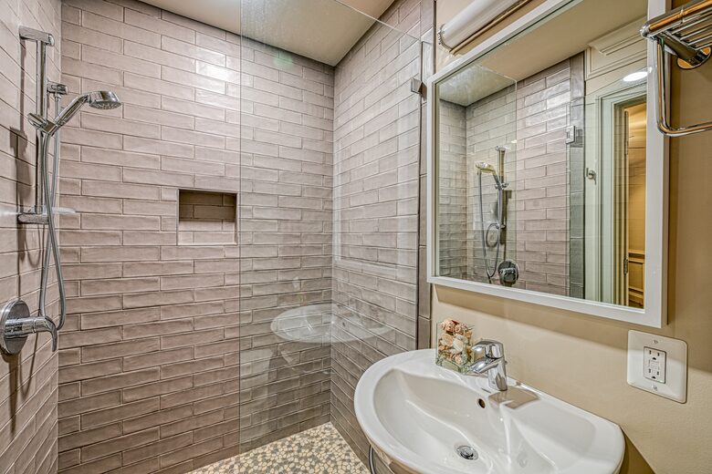 Grand Waterfront Retreat with Boathouse & Tiki Bar - Mineral, Virginia