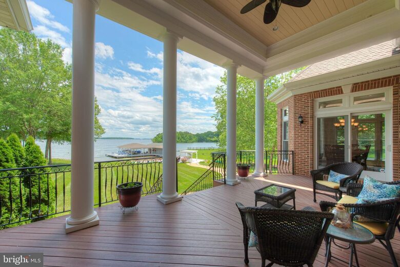 Grand Waterfront Retreat with Boathouse & Tiki Bar - Mineral, Virginia