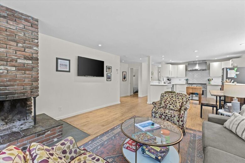 Cozy Mountain Apartment Overlooking Stowe Village - Stowe, United States