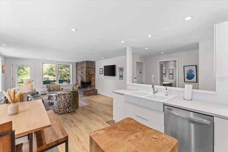 Cozy Mountain Apartment Overlooking Stowe Village - Stowe, United States