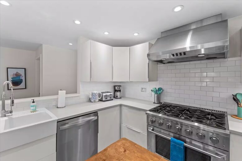 Cozy Mountain Apartment Overlooking Stowe Village - Stowe, United States