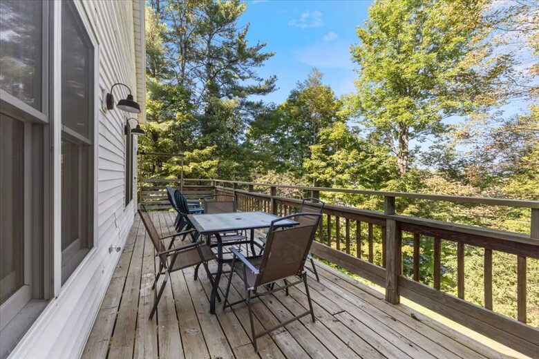 Cozy Mountain Apartment Overlooking Stowe Village - Stowe, United States