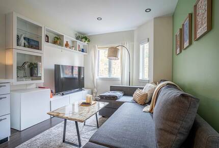 Modern Stay in Iconic Gastown with Courtyard Access - Vancouver, Canada