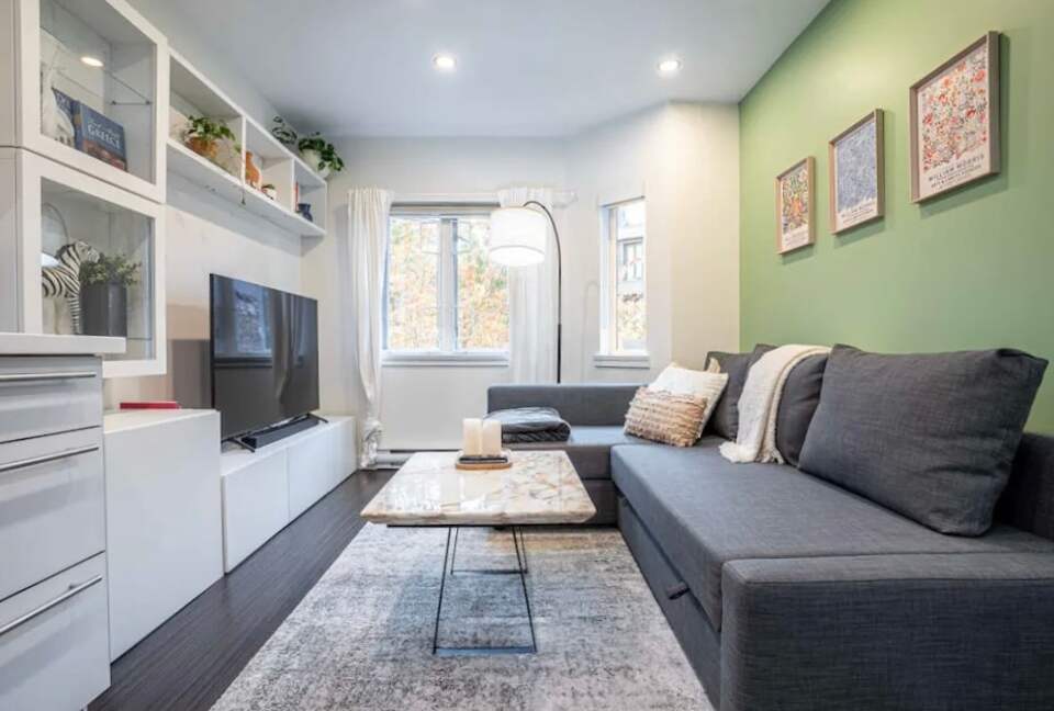 Modern Stay in Iconic Gastown with Courtyard Access - Vancouver, Canada