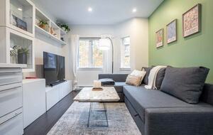 Modern Stay in Iconic Gastown with Courtyard Access - Vancouver, Canada