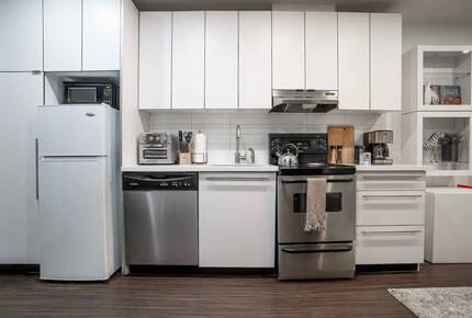 Modern Stay in Iconic Gastown with Courtyard Access - Vancouver, Canada