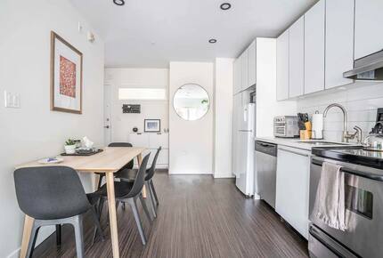 Modern Stay in Iconic Gastown with Courtyard Access - Vancouver, Canada