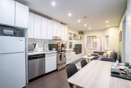 Modern Stay in Iconic Gastown with Courtyard Access - Vancouver, Canada