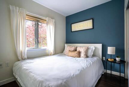 Modern Stay in Iconic Gastown with Courtyard Access - Vancouver, Canada