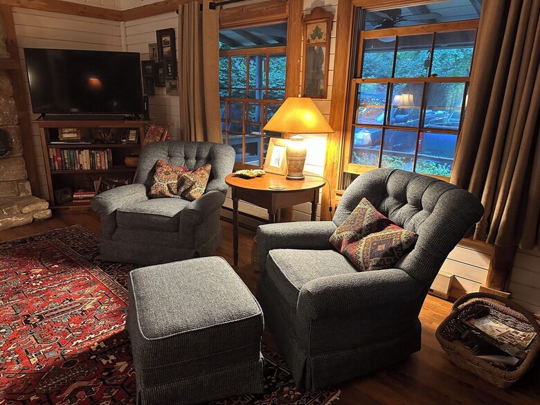 Cozy Highlands Escape on 3 Acres with Creek - Highlands, North Carolina