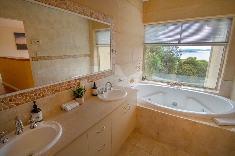 Coastal Retreat Known for Its Peaceful Ocean View Living - Goode Beach, Australia