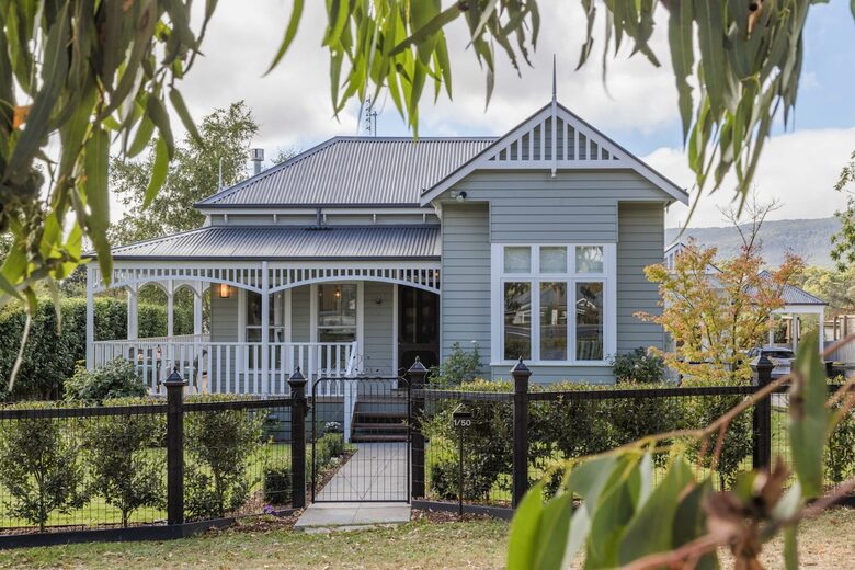 Elegant Victorian Retreat in the Heart of Woodend - Woodend, Australia